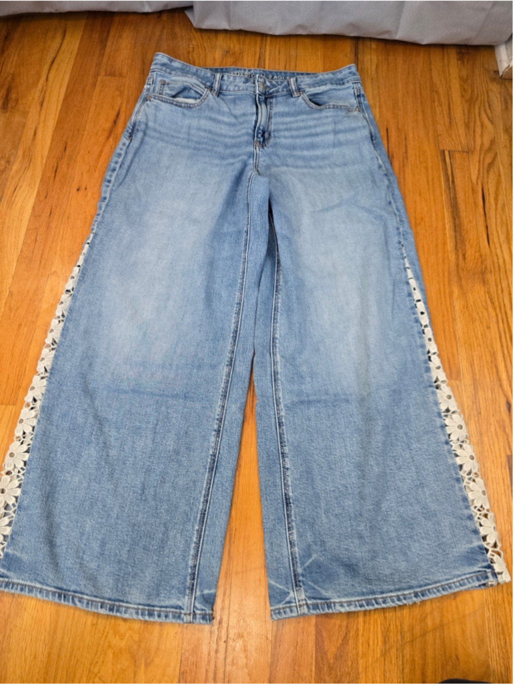 Women's American Eagle Wide Leg Jeans Size 10 Blue White Floral Lace Trim